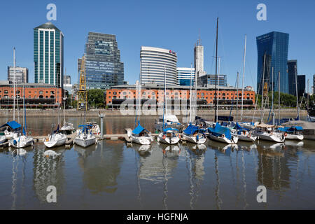 Anciens entrepôts et immeubles de bureaux à partir de la marina de Puerto Madero, San Telmo, Buenos Aires, Argentine, Amérique du Sud Banque D'Images