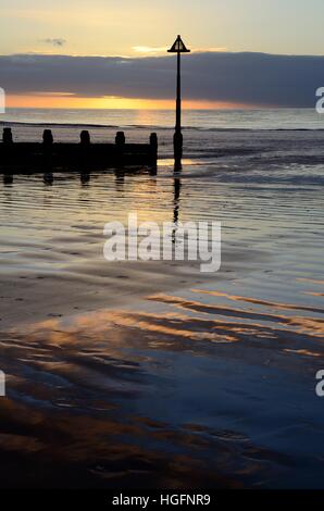 Coucher du soleil sur la plage d'hiver Borth Ceredigion Pays de Galles Cymru UK GO Banque D'Images