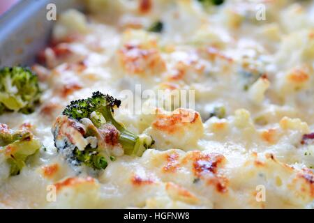 Gros plan du chou-fleur et brocoli cuit avec du parmesan râpé. Banque D'Images