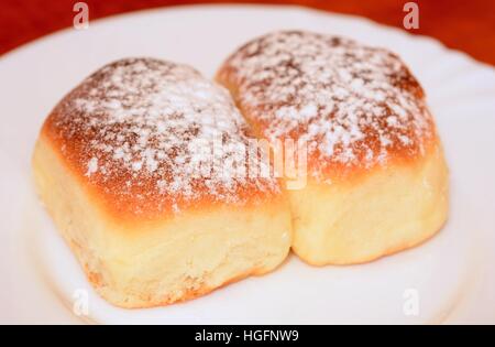 Pains faits maison de boulangerie sucrés avec du sucre en poudre. Banque D'Images