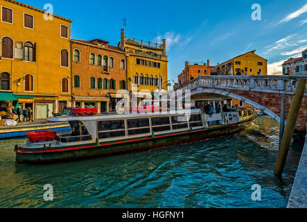 Italie Vénétie Venise Transport public - l'arrêt du Ponte delle Guglie Banque D'Images