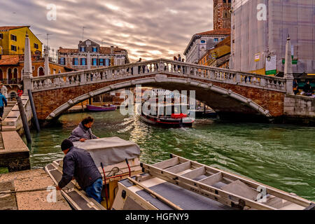 Italie Vénétie Venise Transport public - l'arrêt du Ponte delle Guglie Banque D'Images