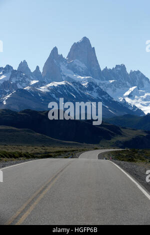 Route menant au mont Fitz Roy et le Cerro Torre, El Chalten, Patagonie, Argentine, Amérique du Sud Banque D'Images