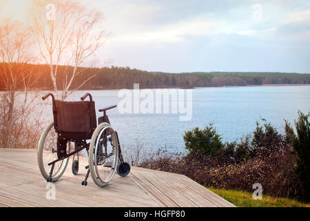 Fauteuil roulant vide debout dans un parc Banque D'Images
