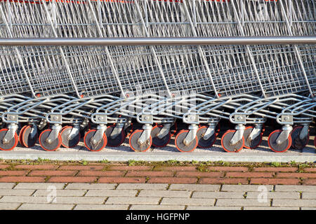 Rangée de chariots ou charrettes dans supermarché Banque D'Images