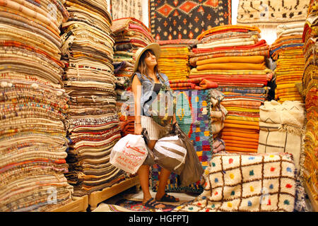 Femme au marché de tapis Banque D'Images