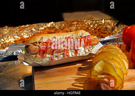 Hot-dogs avec salsa aux tomates et oignons sur planche de bois, horizontal . Banque D'Images