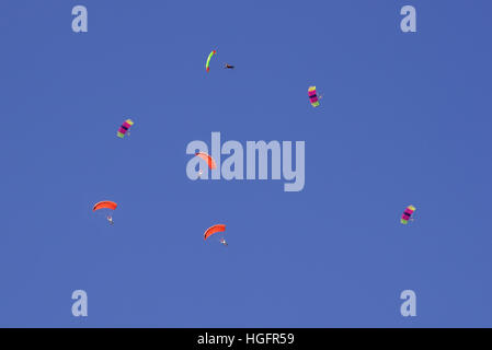 L'atterrissage des parachutistes . fly dans l'arrière-plan du ciel bleu Banque D'Images