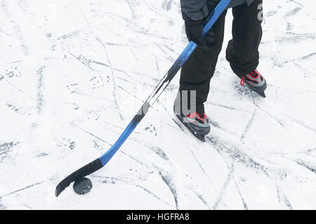 Patinage sur glace en plein air. Les jambes de joueur de hockey sur patins et patinoire. Banque D'Images