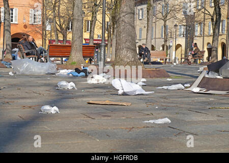 Les poubelles. Wheelie bins. Sacs poubelle. Détritus éparpillés sur la route sur la rue de banlieue. Concept d'élimination des déchets, recyclage Banque D'Images