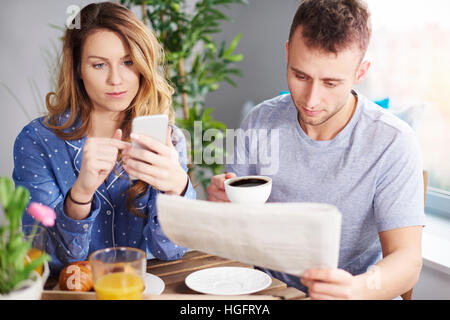 Couple petit déjeuner en salle à manger Banque D'Images