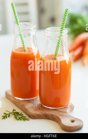 Jus de carottes et de légumes frais Banque D'Images