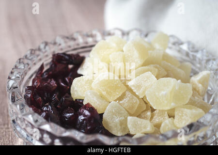 Les fruits secs dans un bol de cristal. Couleurs rétro Banque D'Images