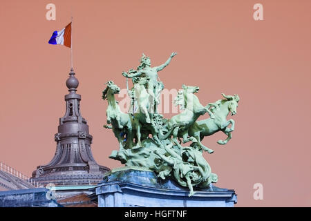 Statue sur le Grand Palais à Paris, en France, à l'Avenue des Champs Elysées, créé pour l'Exposition Universelle de 1900. La statue représente l'harmonie triumphin Banque D'Images