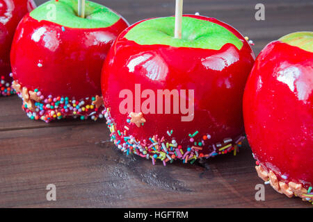 Candy Apples on wooden table Banque D'Images