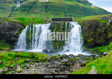 Vue sur les chutes d'Kirkjufellsfoss, dans la péninsule de Snæfellsnes, à l'ouest de l'Islande Banque D'Images