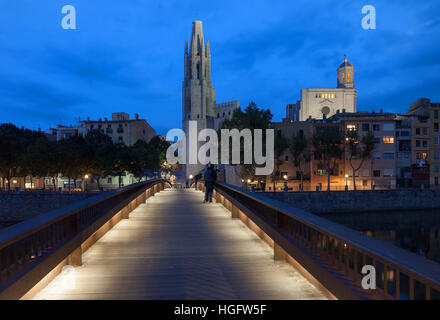 Sur les toits de la ville de Gérone par nuit en Catalogne, Espagne, Sant Feliu Basilique et pont sur la rivière Onyar, maisons et la Cathédrale (à droite). Banque D'Images