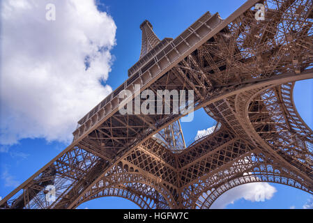 La Tour Eiffel, vue de dessous, Paris France Banque D'Images