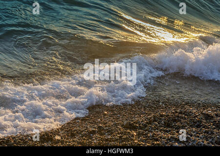 Vague de surf avec mousse blanche, étincelante dans le soleil du soir. Gros plan présente. Banque D'Images