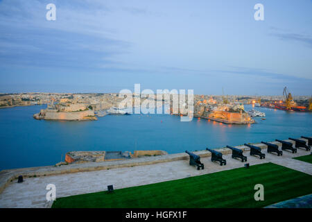 Regarder le coucher du soleil de La Valette vers les trois villes, Malte Banque D'Images