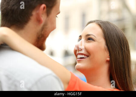 Couple heureux dans la rue à l'autre tomber en amour Banque D'Images