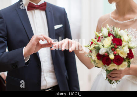 Mariée et le marié sont modification du nombre de sonneries lors de la cérémonie du mariage Banque D'Images