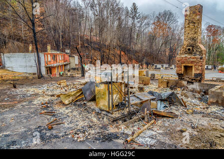 GATLINBURG, Tennessee/USA - 14 décembre 2016 : un chalet touristique qui a été brûlé par un feu de forêt à la fin de 2016 de Gatlinburg. Banque D'Images