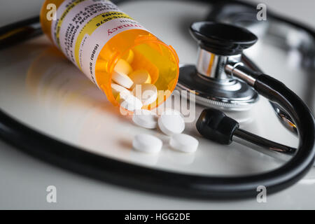 Non-Proprietary Prescription Medicine Bottle et comprimés Abstract avec stéthoscope. Banque D'Images