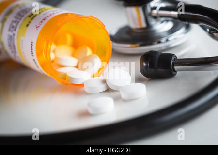 Non-Proprietary Prescription Medicine Bottle et comprimés Abstract avec stéthoscope. Banque D'Images