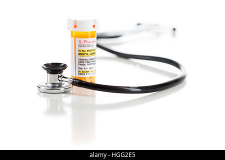 Un Non-Proprietary Prescription Medicine Bottle with Stethoscope isolé sur un fond blanc. Banque D'Images