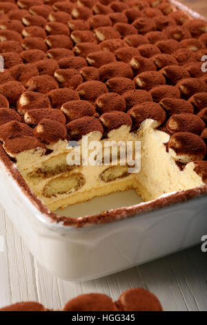 Sweet gâteau tiramisu fait maison, cuisine traditionnelle italienne. Banque D'Images