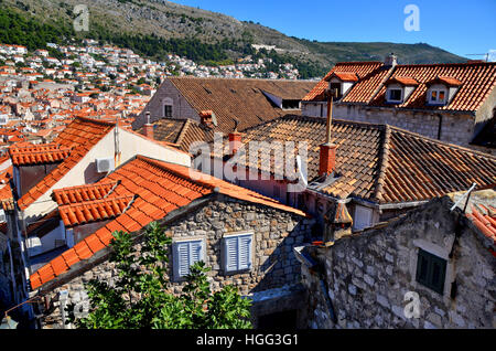 Maisons anciennes d'origine de Dubrovnik à l'encontre de la re- nouvellement reconstruite et celles au toit après la guerre dans les années 1990. Banque D'Images