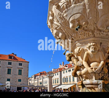 Détail des chiffres et des visages sur une fontaine dans la Placa de Stradun / Vieux Dubrovnik. Banque D'Images