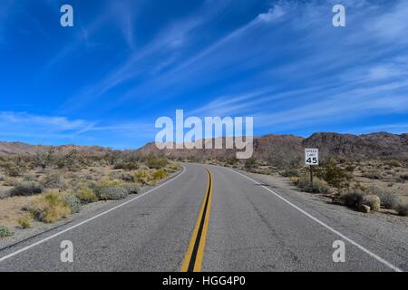 Vue sur les ressorts de Cottonwood Road, près de l'entrée sud du Parc National de Joshua Tree, en Californie Banque D'Images