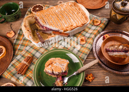 Pouding au pain fait maison sucré dessert avec de la confiture de bleuets et Apple Banque D'Images