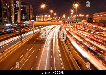 Le trafic lourd dans Dubai-Sharjah road, Al Ittihad road dans Rush Hour, Dubai, Émirats Arabes Unis Banque D'Images