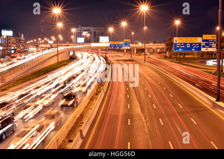 Le trafic lourd dans Dubai-Sharjah road, Al Ittihad road dans Rush Hour, Dubai, Émirats Arabes Unis Banque D'Images