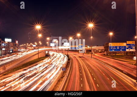 Le trafic lourd dans Dubai-Sharjah road, Al Ittihad road dans Rush Hour, Dubai, Émirats Arabes Unis Banque D'Images