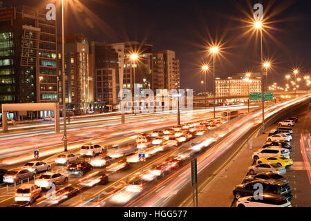 Le trafic lourd dans Dubai-Sharjah road, Al Ittihad road dans Rush Hour, Dubai, Émirats Arabes Unis Banque D'Images