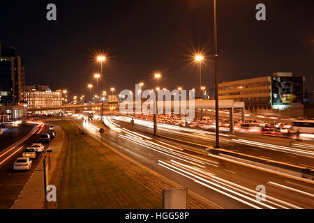 Le trafic lourd dans Dubai-Sharjah road, Al Ittihad road dans Rush Hour, Dubai, Émirats Arabes Unis Banque D'Images