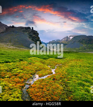 Paysage islandais typique avec canyon majestueux et de l'eau pure du printemps. Été spectaculaire coucher du soleil dans l'Islande, l'Europe. Banque D'Images