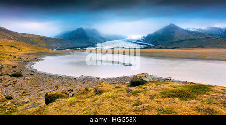 La fonte de la glace de glacier de Vatnajokull. Été spectaculaire coucher du soleil dans le parc national du Vatnajökull, l'Islande, l'Europe. Banque D'Images