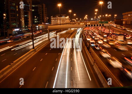 Le trafic lourd dans Dubai-Sharjah road, Al Ittihad road dans Rush Hour, Dubai, Émirats Arabes Unis Banque D'Images