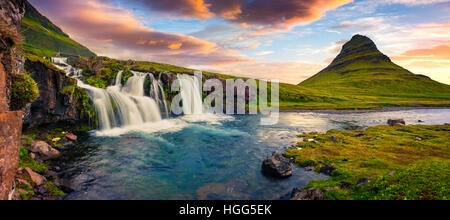 Coucher du soleil d'été sur la célèbre chute d'Kirkjufellsfoss et Kirkjufell mountain. Soirée colorée panorama de la péninsule de Snæfellsnes. Banque D'Images