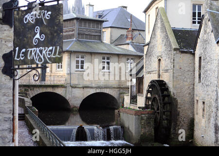 Vue des bâtiments, une rivière et une roue à eau à Bayeux, Normandie, France. Banque D'Images