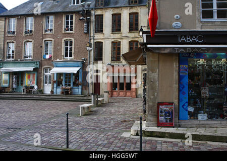 Une vue sur les édifices commerciaux de Bayeux, Normandie, France. Banque D'Images