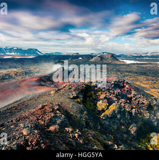 Champs d'eaux chaudes dans le volcan Krafla. Paysage exotique coloré avec la masse de lave dans la vallée géothermique Leirhnjukur. Banque D'Images