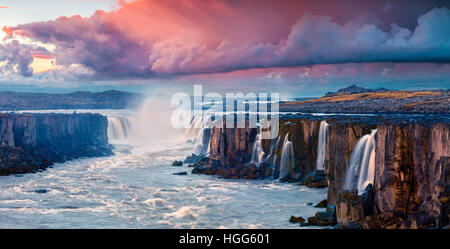 Paysage d'été colorés sur un Fjollum Jokulsa river.beau lever de soleil sur la cascade de Selfoss dans le Parc National de Jokulsargljufur Banque D'Images