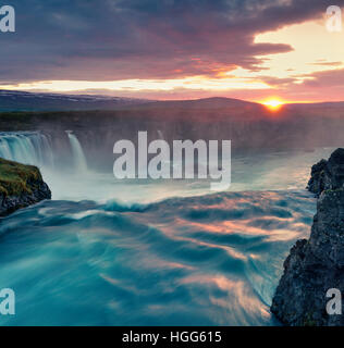 Matin d'été sur la scène Cascade Godafoss. De soleil colorés sur la rivière Skjalfandafljot, sur l'Islande, l'Europe. Banque D'Images