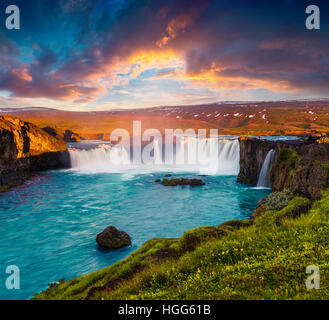 Matin d'été sur la scène Cascade Godafoss. Lever de Soleil sur le pittoresque sur la rivière Skjalfandafljot, l'Islande, l'Europe. Banque D'Images